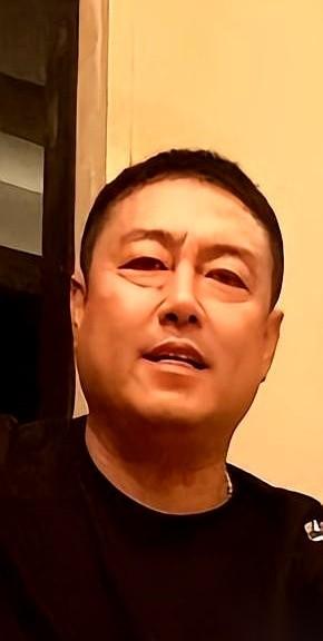 说到梁靖崑那个爹，梁春利，真是个典型的“闷葫芦”。镜头怼脸上，问半天，来来回回