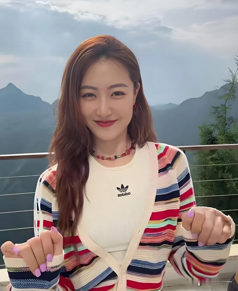 《以法之名》洪亮老婆成全网理想型！背景颜值双在线，温柔识大体一句话看哭观众