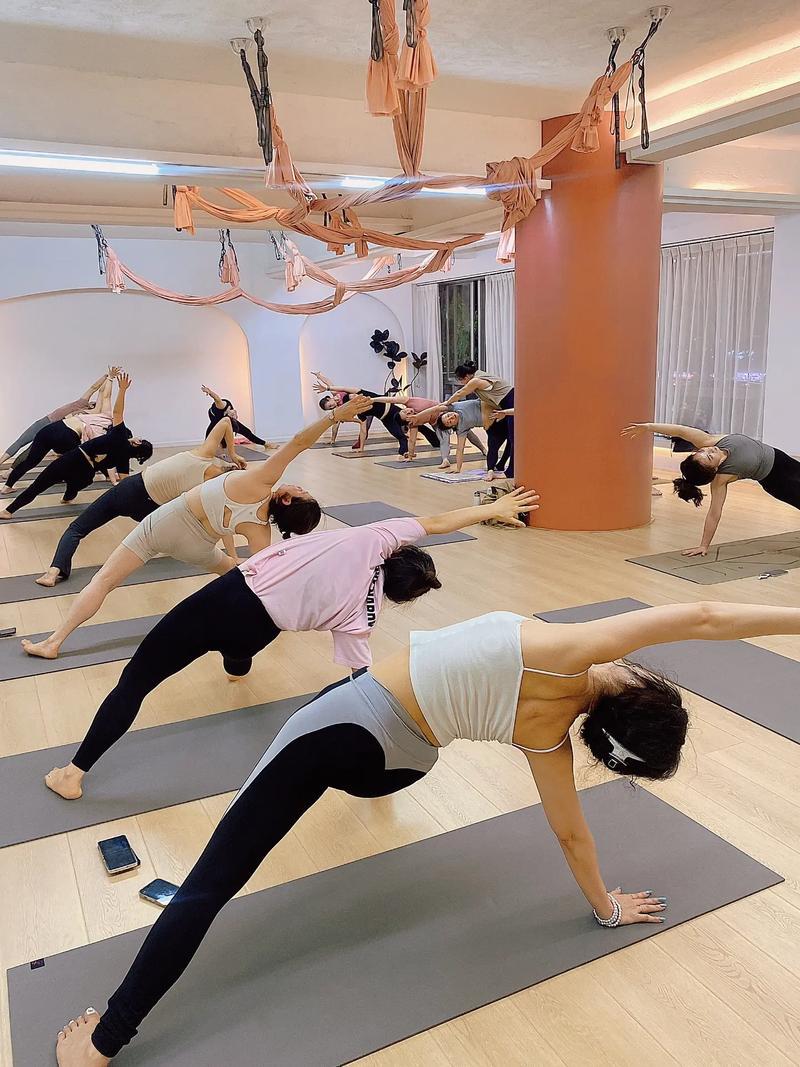 慢下来，让呼吸与节奏同频。瑜伽不是塑形，而是与身体和解，在一呼一吸间，找回最从容