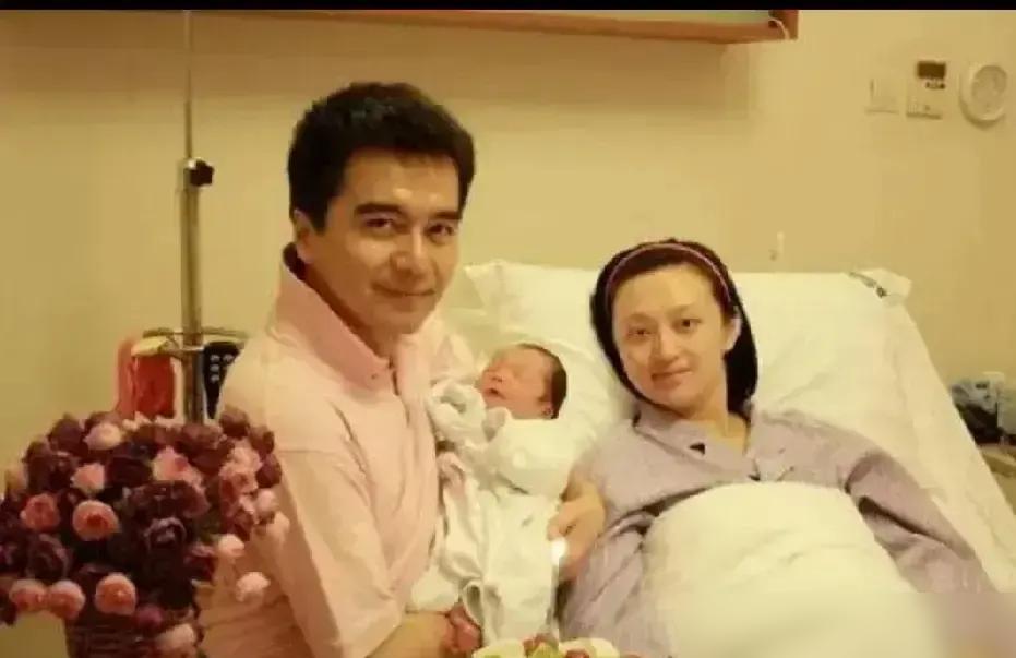 许亚军当年跟何晴因戏生情，把正牌男友刘威晾在一边，转头就结婚，还给孩子取名“许何