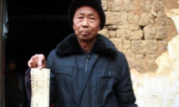 “红军欠了我们家400块大洋，现在还能还给我们吗？”2015年，湖北孝感一位衣着