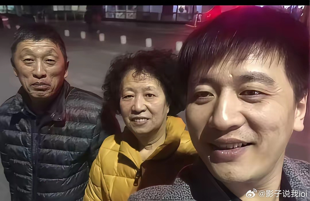 这是2017年张雪峰接父母去北京过年时与父母拍下的温馨合影，一家人满脸微笑，特别