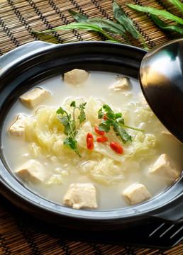 家常营养新宠——白菜豆腐三鲜汤，简单又健康作为一名热爱美食与健康的中医爱好者
