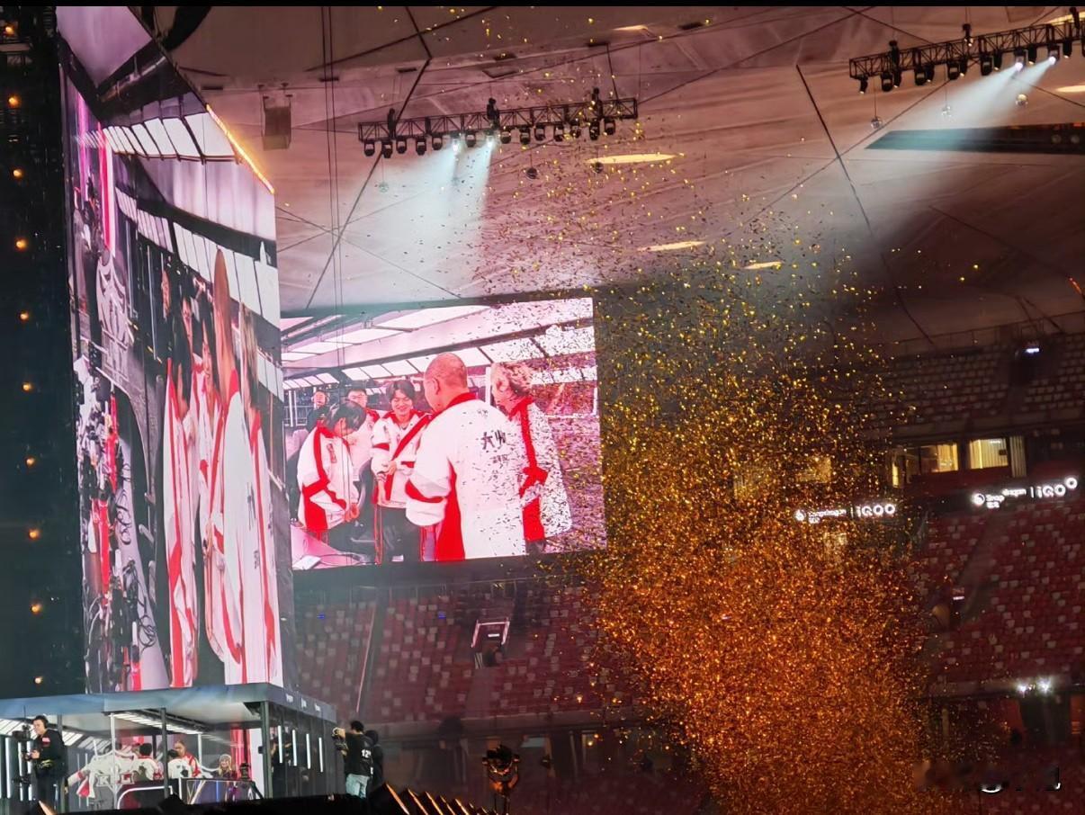 我的天！AG超玩会真的在鸟巢夺冠了！现场六万多人一起欢呼，太燃了！最后一