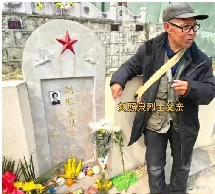 刘照泉烈士的父亲刘启成在儿子墓前悲痛不已。刘照泉烈士（1965年11月-198