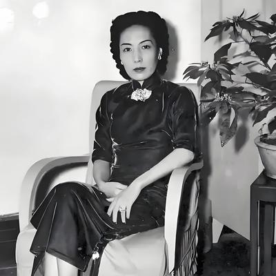1922年，54岁的黄金荣如愿迎娶24岁的露兰春。新婚夜，黄金荣迫不及待地想要圆