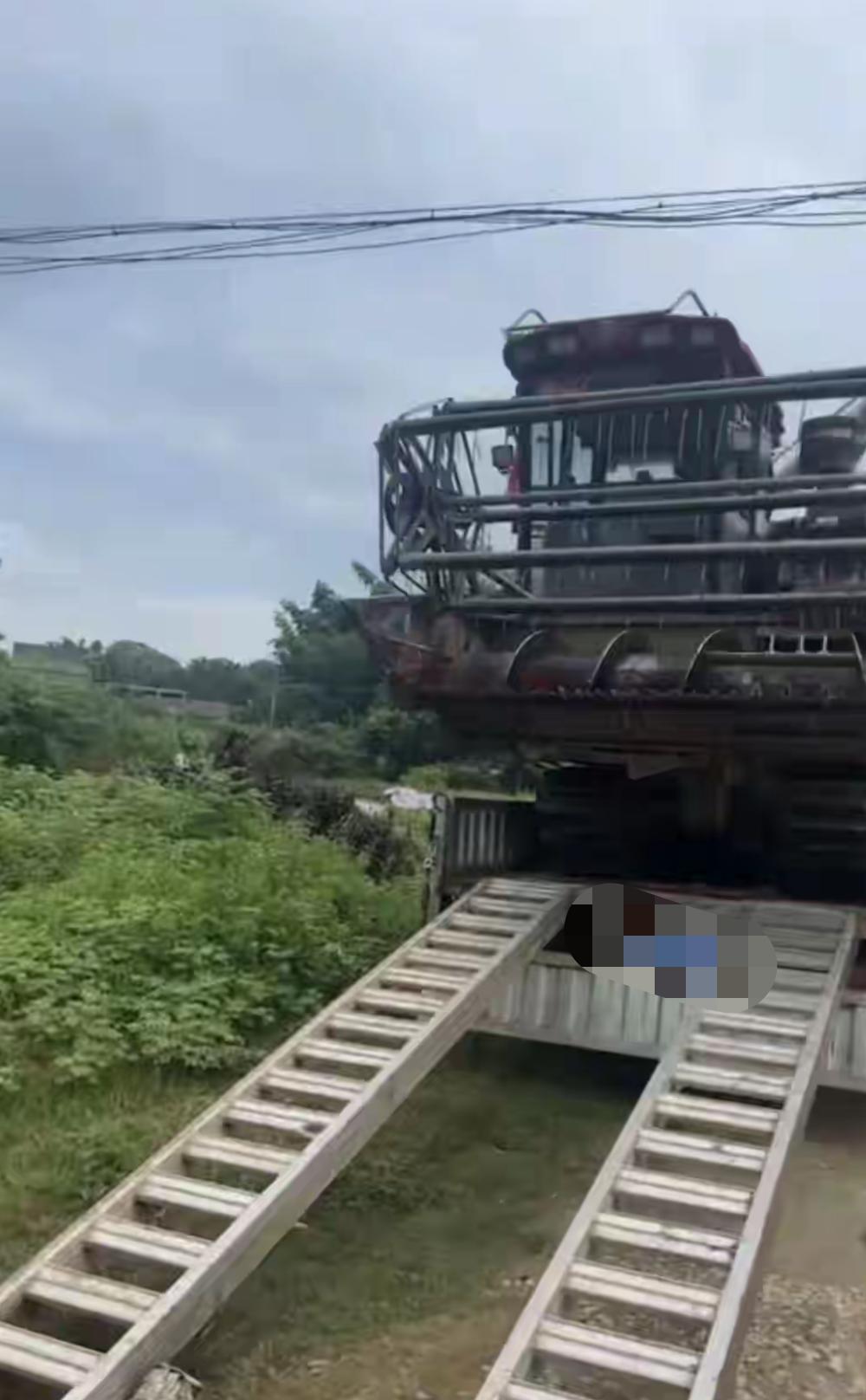 在湖北天门市收割小麦的广西谭先生，收割机使用的爬梯被人偷走了，没有这个爬梯，他上