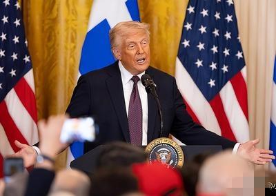 日本疯了？特朗普亲自警告别挑衅中国，竟直接翻脸抗议美媒！中美刚通完话定调缓