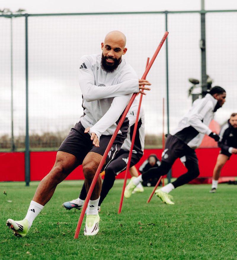 姆贝乌莫谈卡塞米罗离开曼联：“没错，官宣前他就给我们发了消息。他绝对是传奇级球员