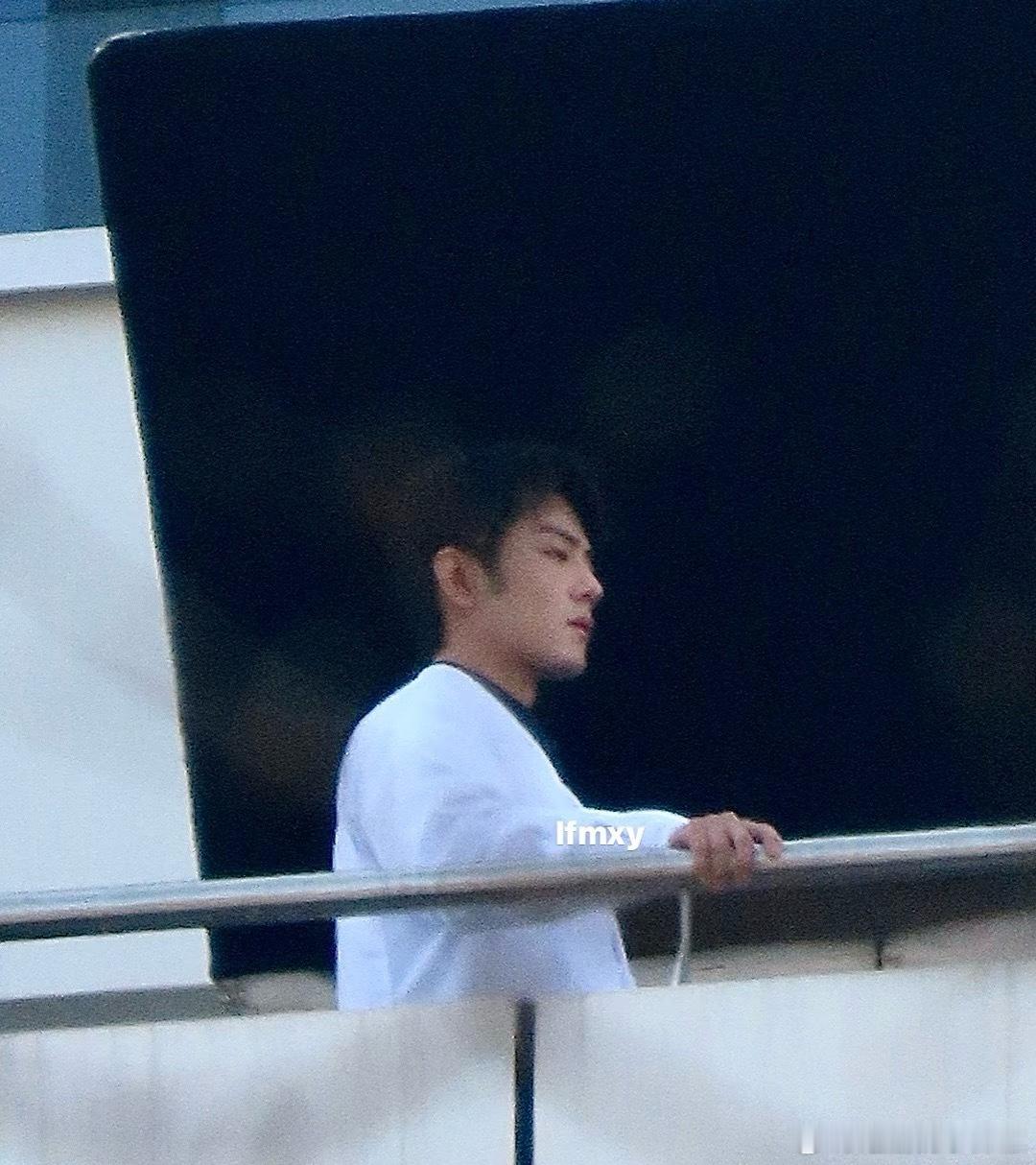 这委屈倔强的表情，感觉是挨训了