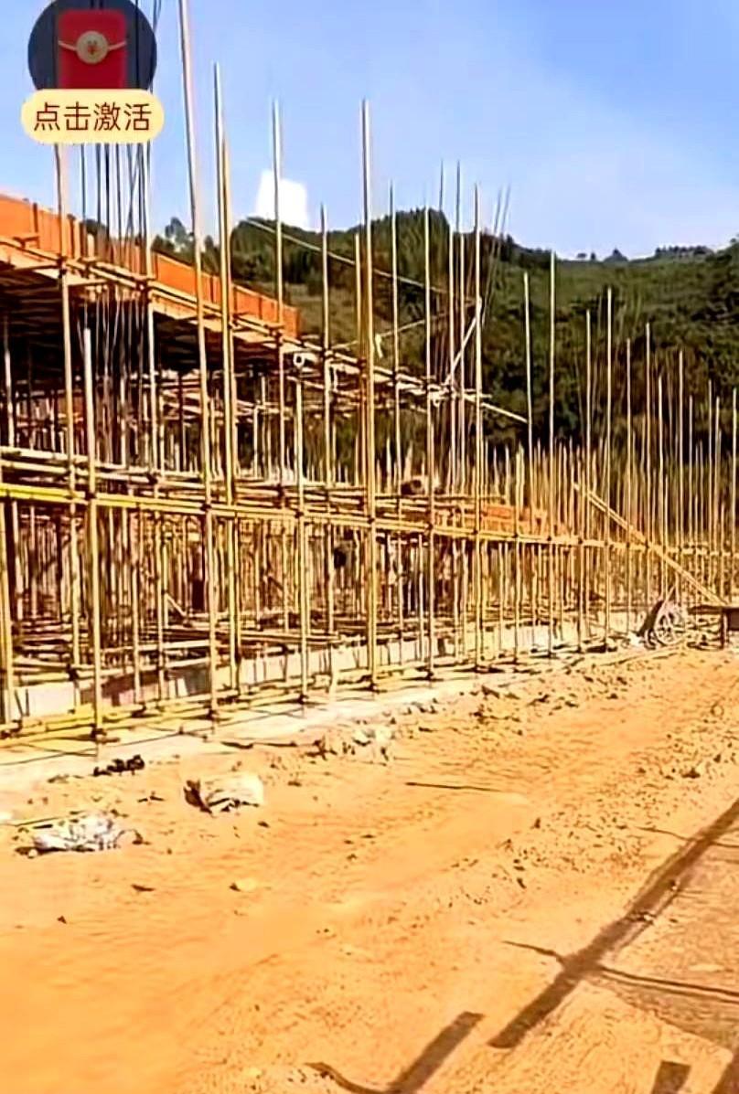 工地没活干，钱包瘪了心更慌老赵去年在工地绑钢筋，一天三百块，月月准点发。今年