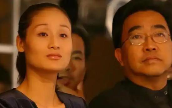 2005年，59岁的画家陈逸飞突然离世，现任妻子宋美英查看他的保险单时，几乎不敢