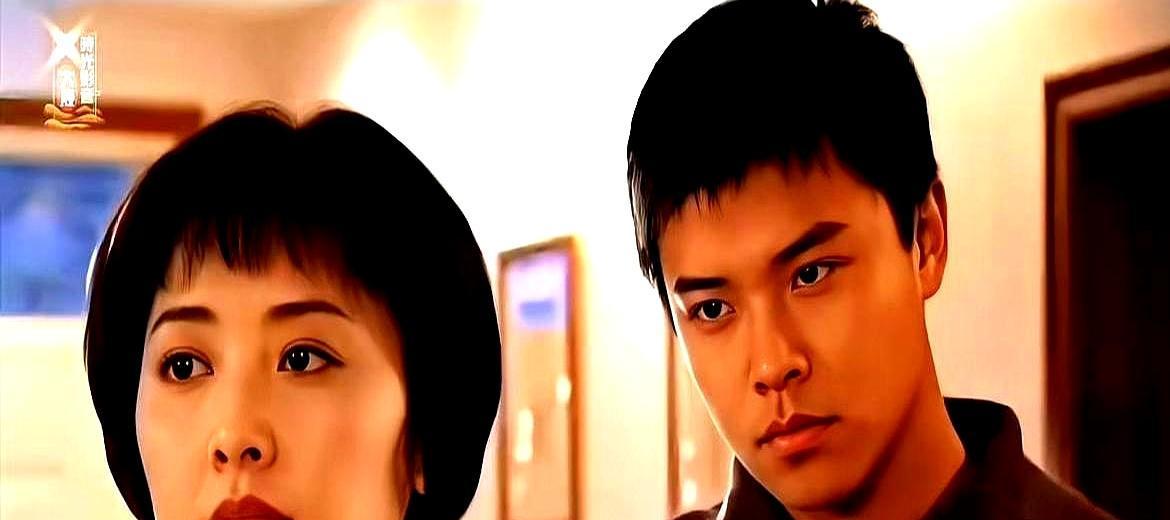 她49岁那年，吻了23岁的他。镜头没剪，直接播了。2000年，电视剧《致命邂