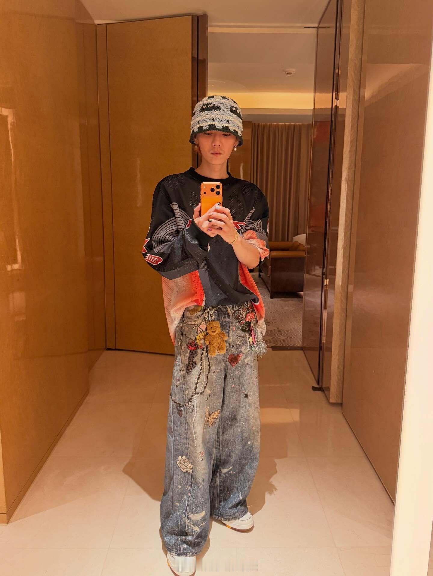 派酱安利鹿晗ins发自拍好有生活气息的来了，不见面的日子我们都要好好