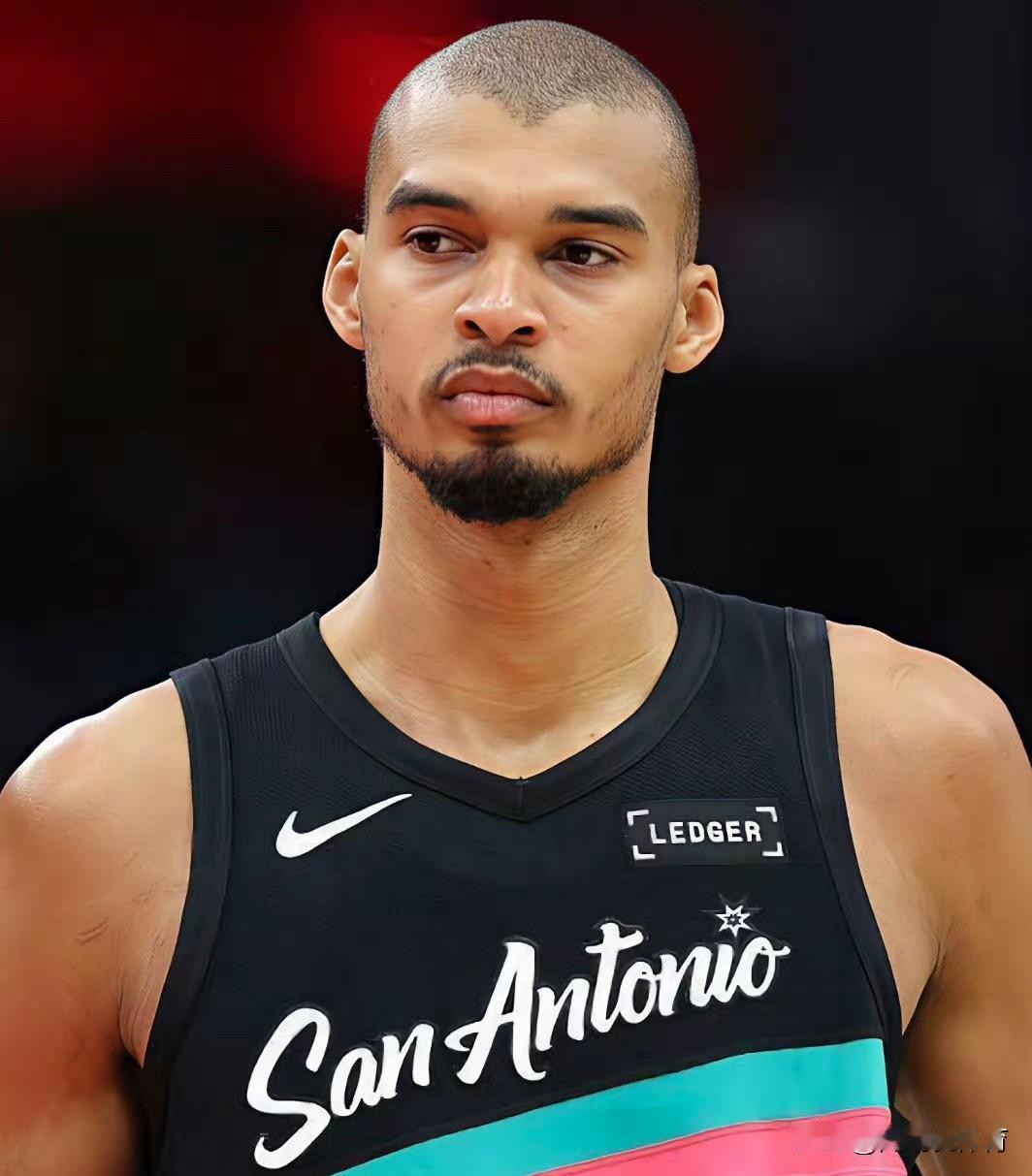 维克托·文班亚马简直太不可思议了🤯职业生涯前150场比赛数据对比：凯文·杜