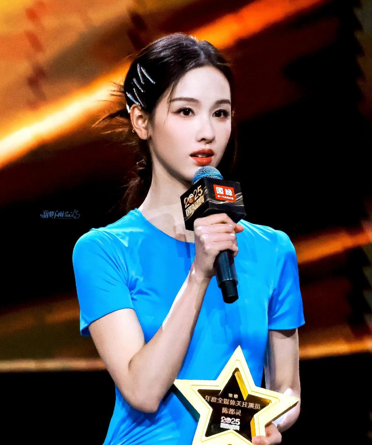 难怪都说陈都灵是“观音面，嫦娥身，黛玉骨，“木兰质”。虽然的确有一些夸张，但是从