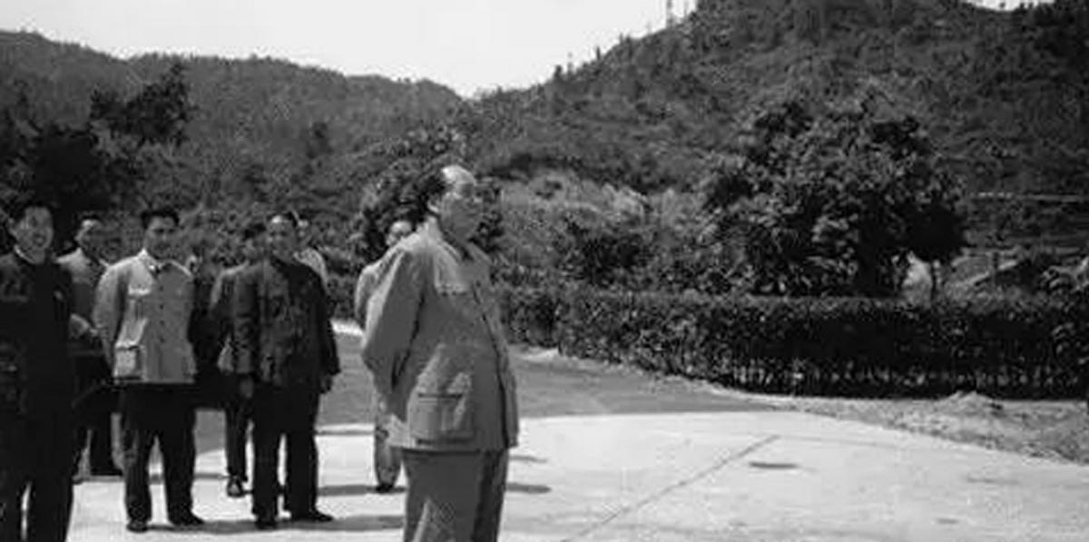 65年毛泽东在井冈山看到一老妇人，立刻抓住她的手：袁嫂子，是我“1965年5月