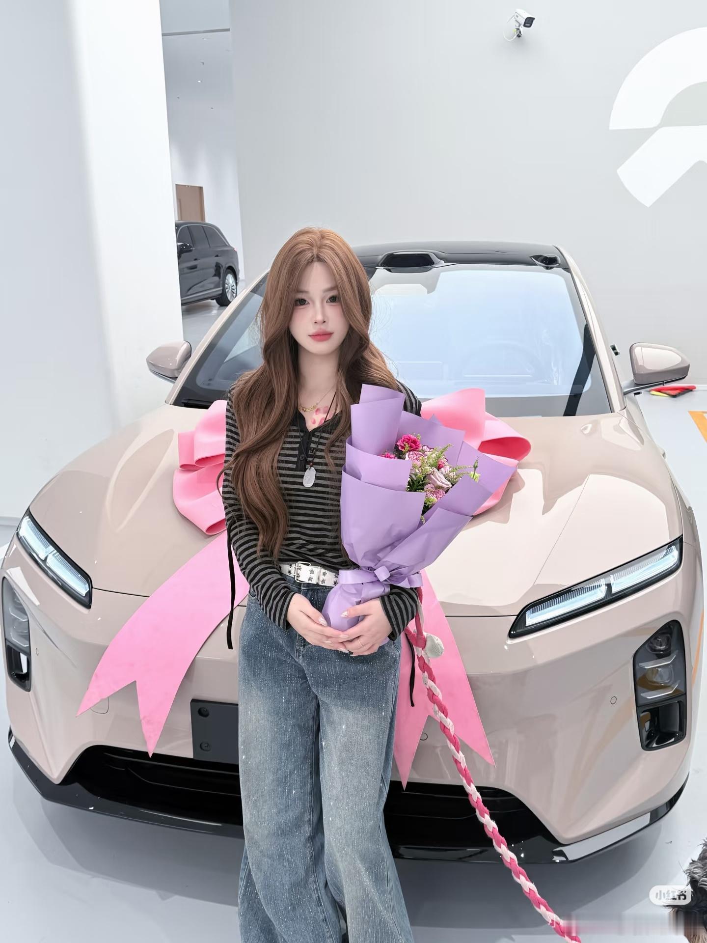 拆开我22岁的大礼物人生第一台车就选了蔚来太喜欢了我对车要求不高好看就行了