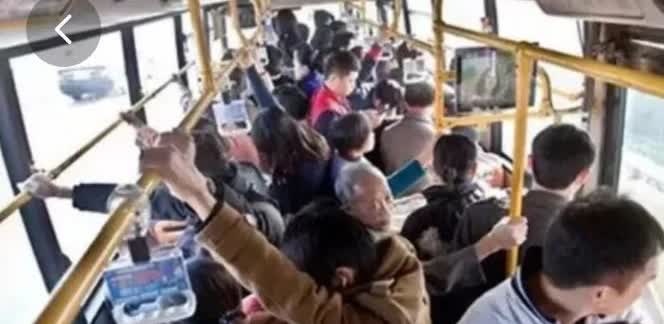 “大快人心！”2014年，河南一男子因工作疲劳，坐上公交车上便睡着了，一大爷叫醒