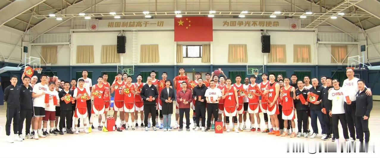 中国男篮公布世预赛出征名单：后卫∶赵继伟、赵睿、廖三宁、高诗岩、胡明轩锋线∶