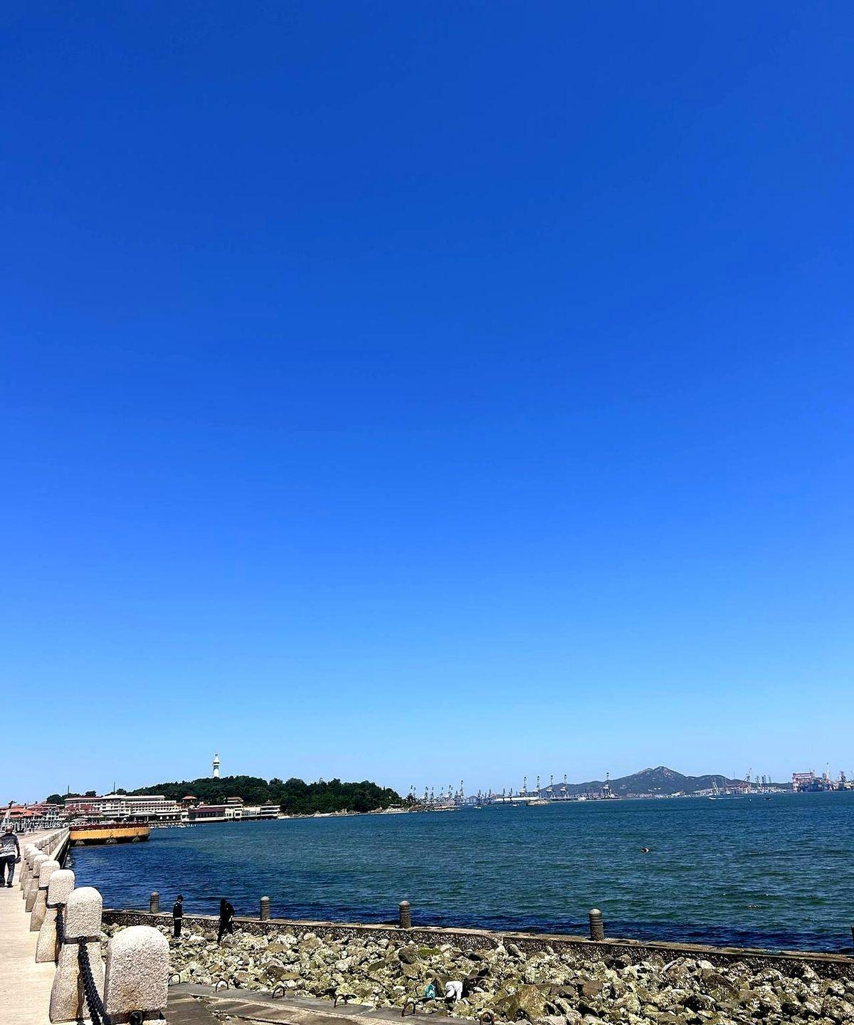 前年楼上搬来一户人家，有个孩子一岁左右，女娃，平时一家三口住，爷爷奶奶白天过来帮