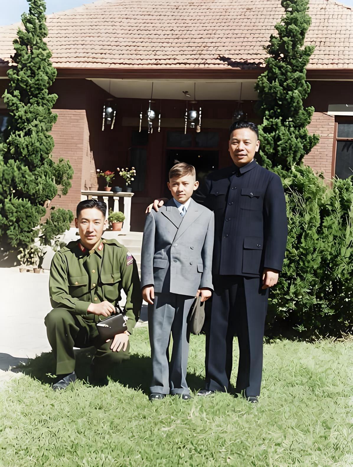 照片拍摄于1946年南京的蒋家官邸右侧站立者：蒋经国（蒋介石长子，蒋孝文的父