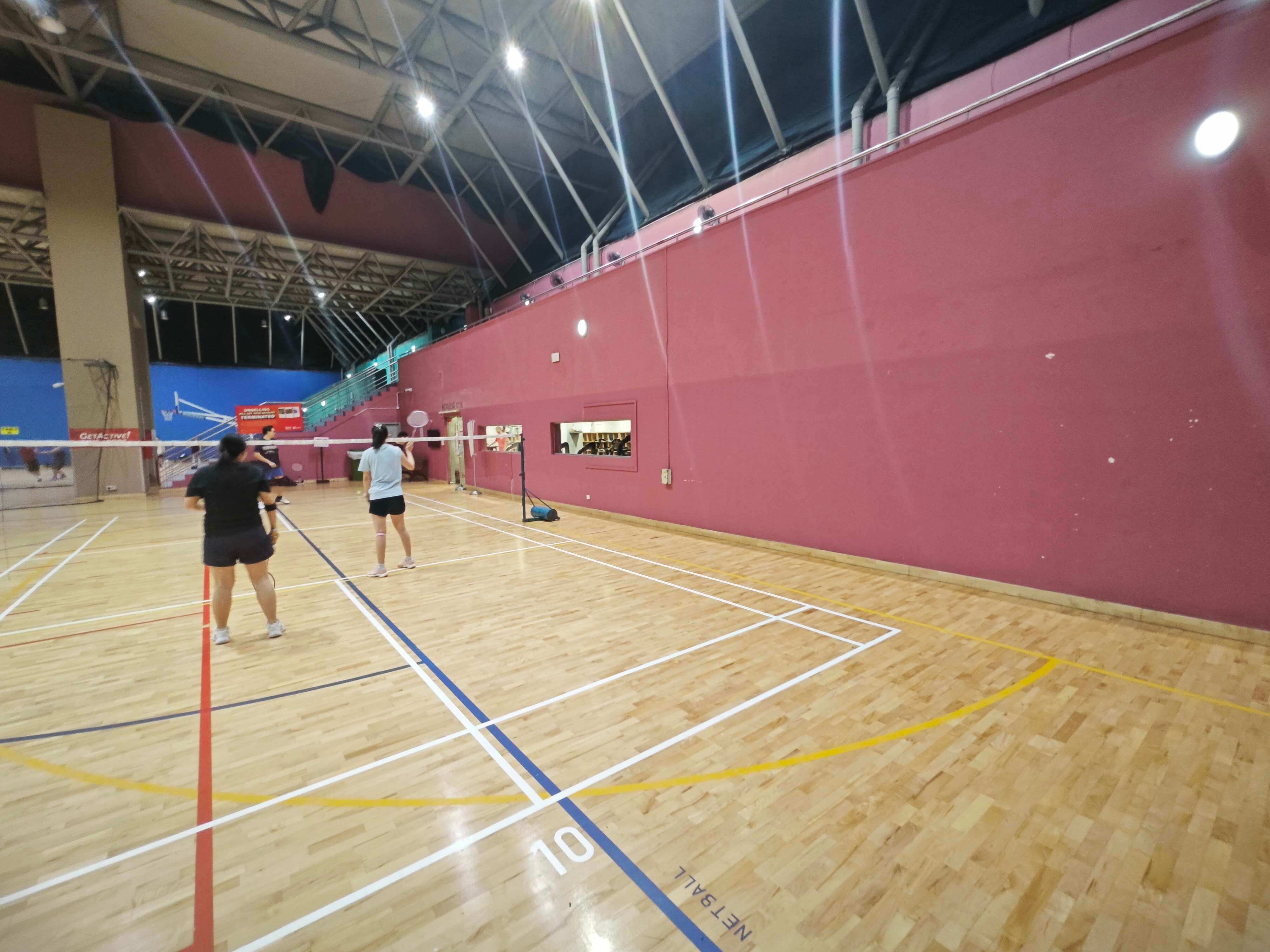 🇸🇬打羽毛球🏸下班后去球场打球整个人都会慢慢放松下来。没有加不完的班，没有