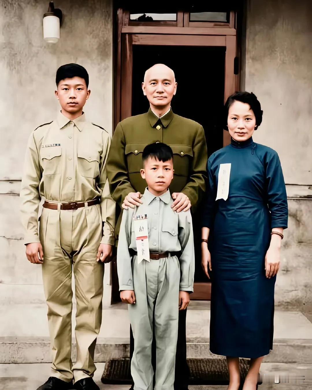 1953年这张蒋介石与戴笠儿媳郑锡英及两个幼子的合影，背后藏着不少故事。戴笠1