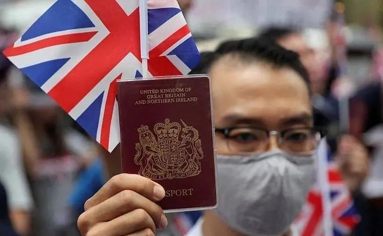 当年，那些港人义无反顾地飞去英国，结果没撑多久，有些人又默默飞回了香港。网上就