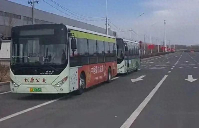 太离谱了！就因为投诉公交提前发车，吉林松原的宗先生居然把工作丢了，这操作真的让人