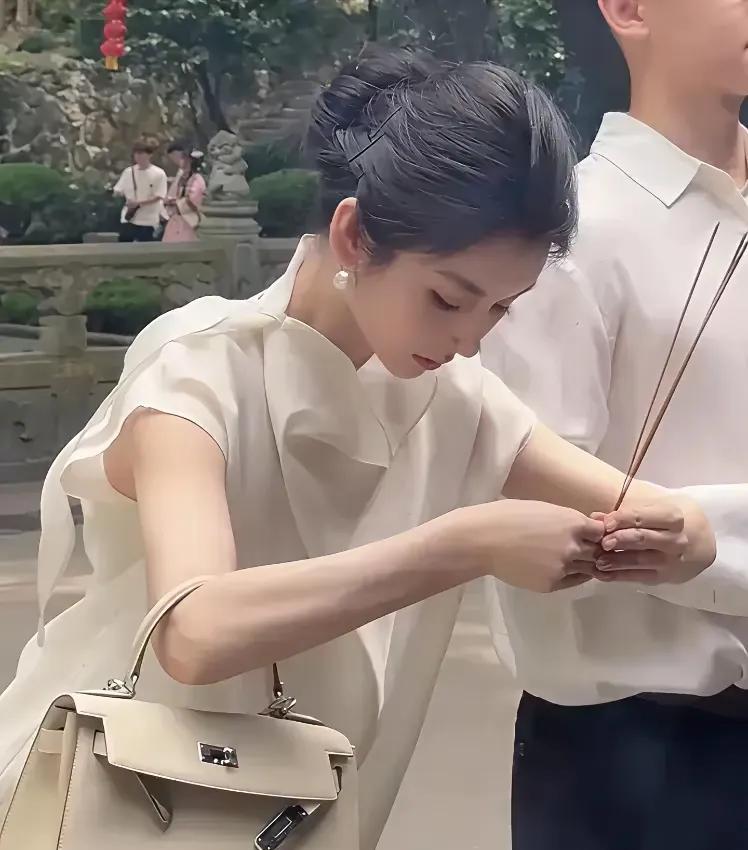 穷问富，富问路，不穷不富问劫数不知道这位小姐姐求的是什么[害羞]