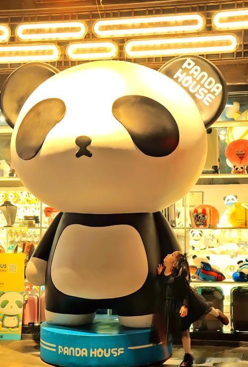 花2000买熊猫摆件，成都店主莫名背上10万索赔！谁在薅小商家羊毛成都小店