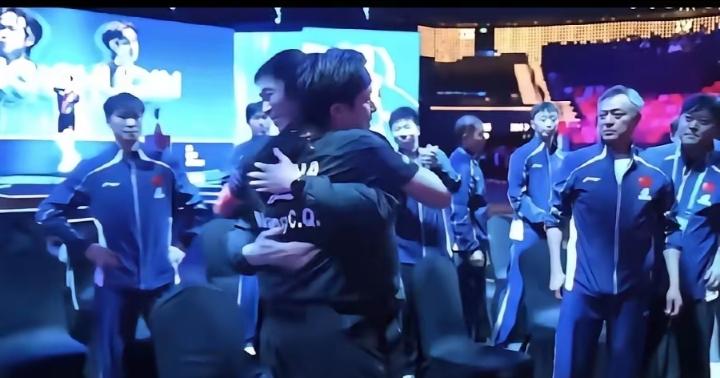 真的看哭了！王楚钦拿下世界杯男单首冠后，第一时间冲过去紧紧拥抱身后的整个团队，那
