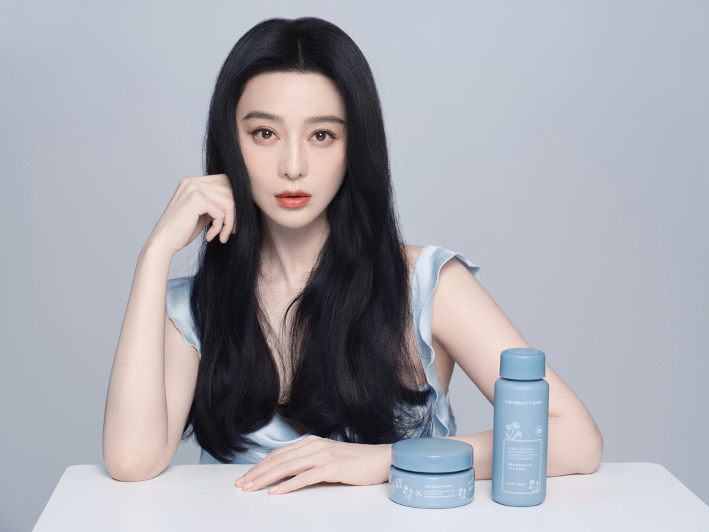 范冰冰xFANBEAUTYDIARY夜幕轻垂，水汽微润，用马鞭草香氛去