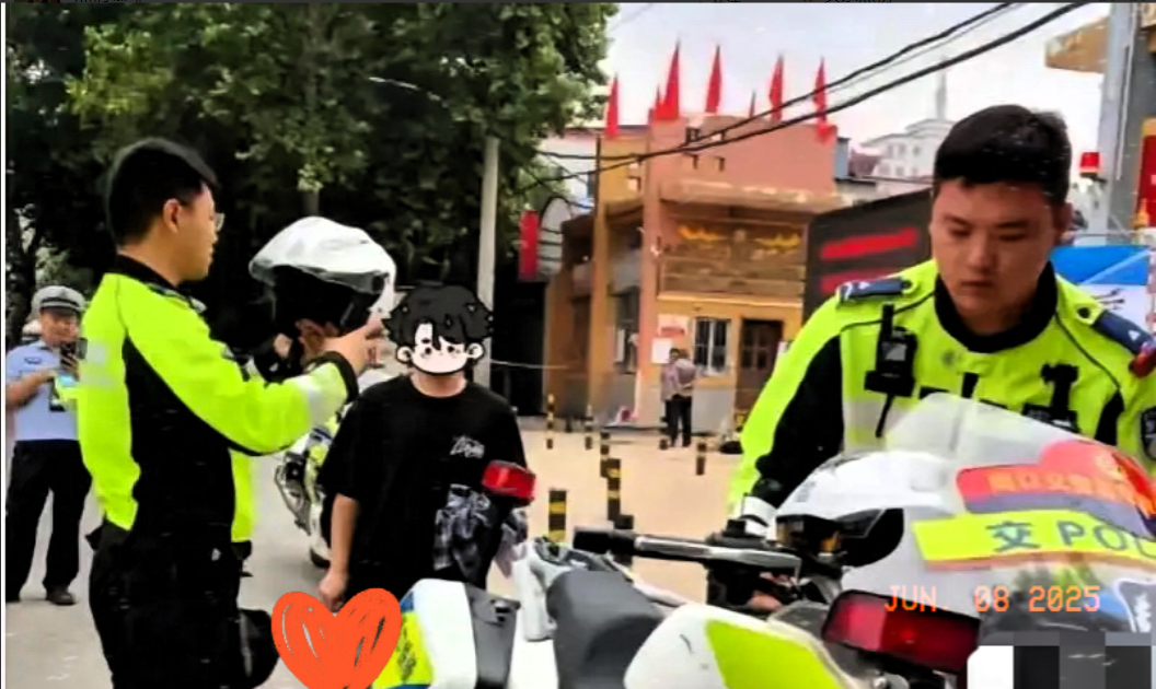 高考考生考场外吃闭门羹！一考生身上带着钢板，被安检拦在考场外，进不了门。警察