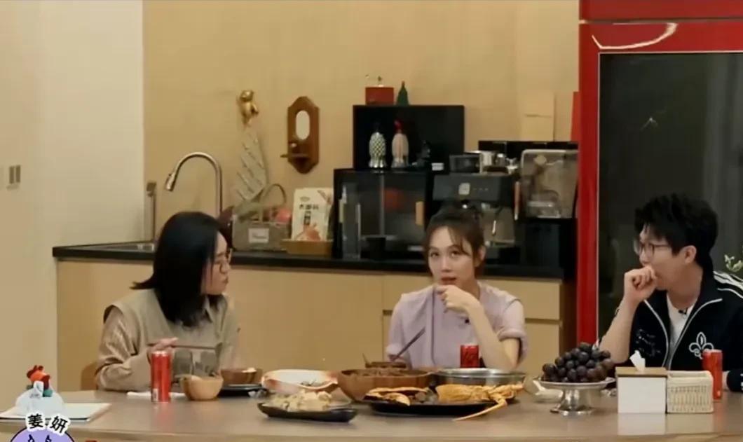 演员姜妍说：“早在2006年的时候，我拍《低头不见抬头见》的时候，里面就有宋丹丹