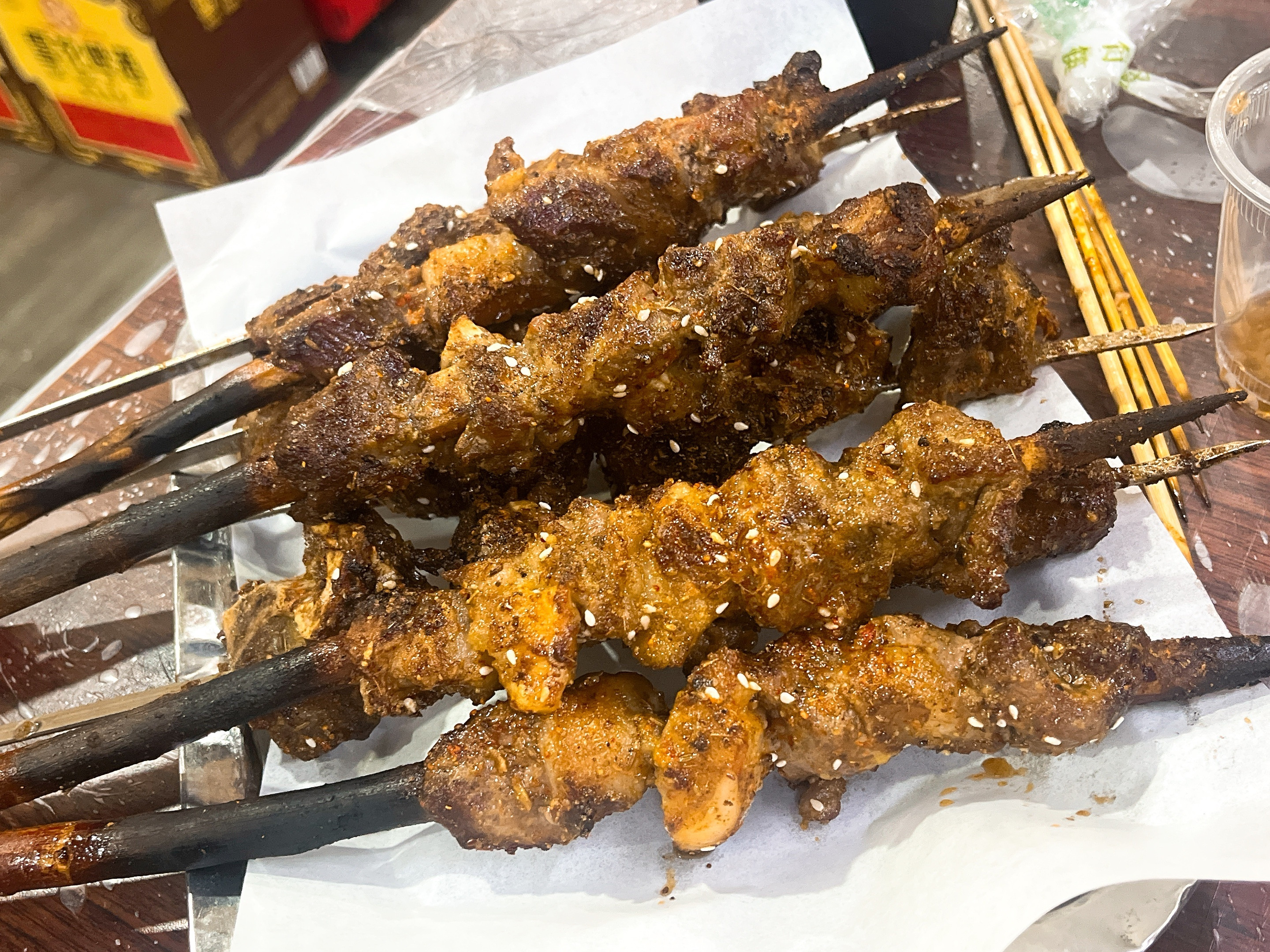 蟹神排队100多桌，实在饿得不行了，等不下去了，换了家店吃烧烤。今天没买到喜力，