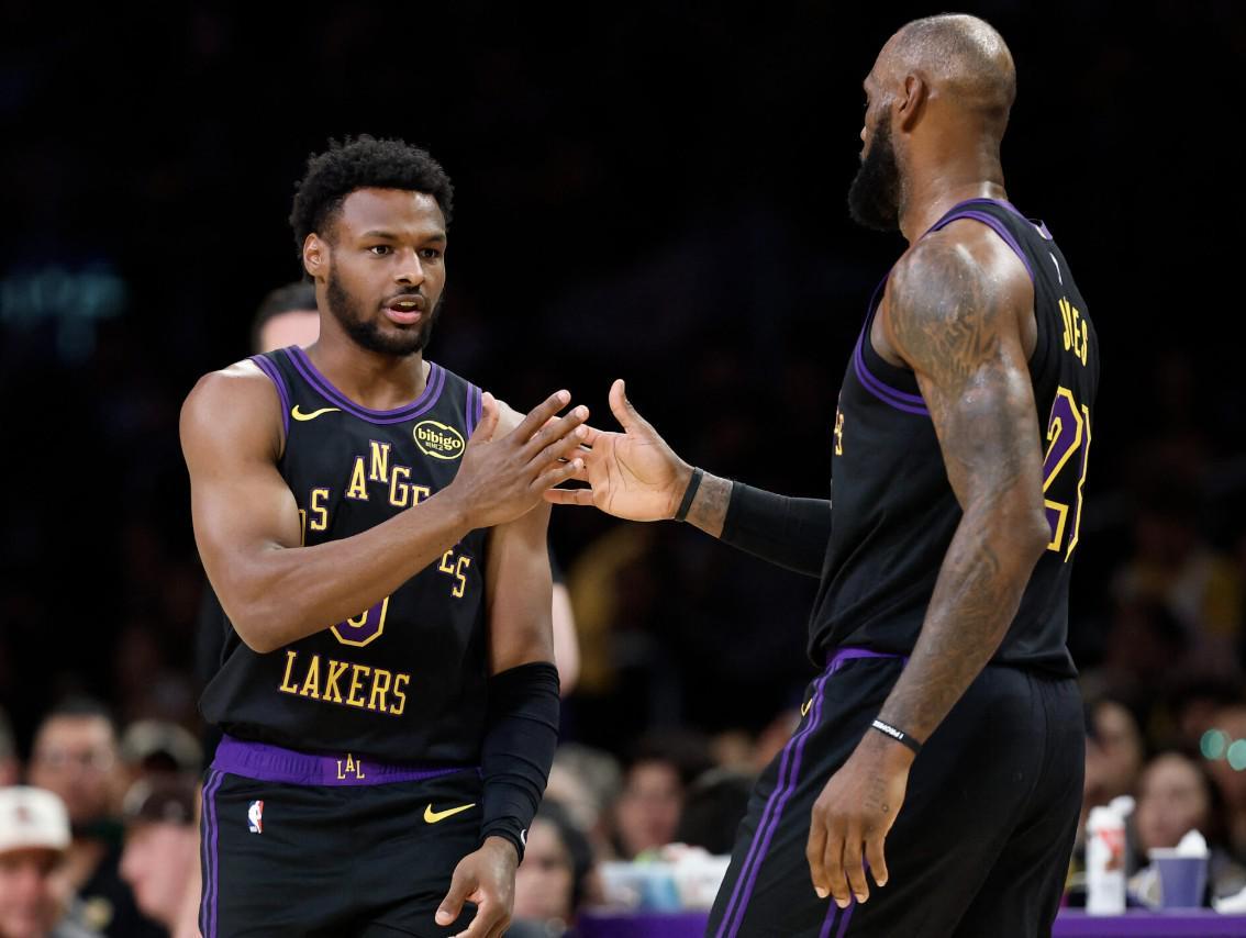 从质疑到赞美，他被球迷称为最励志的星二代在湖人队战胜勇士队的比赛中，詹姆斯父子