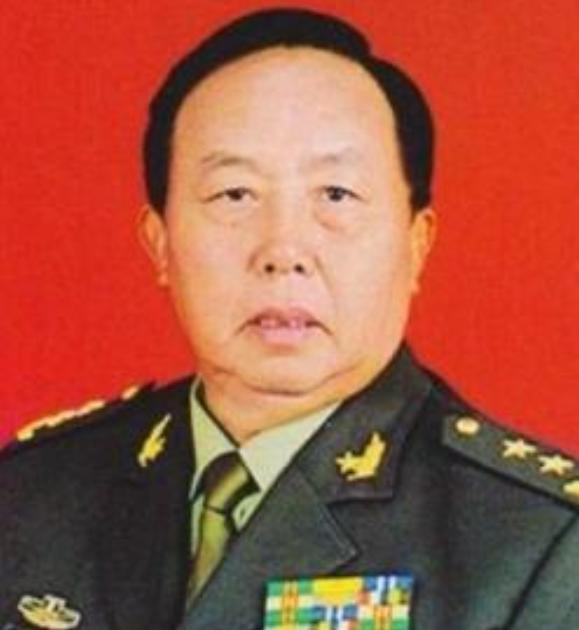 何其宗，自卫反击战英雄，1990年荣升中将，却在56岁时突然退役，定居四川营山。