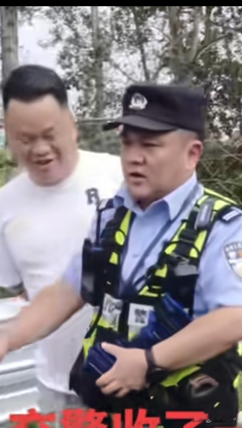 交警收了厚厚一摞驾驶证行驶证，全部都是走的应急车道被抓，车道有风险驶入请谨慎高