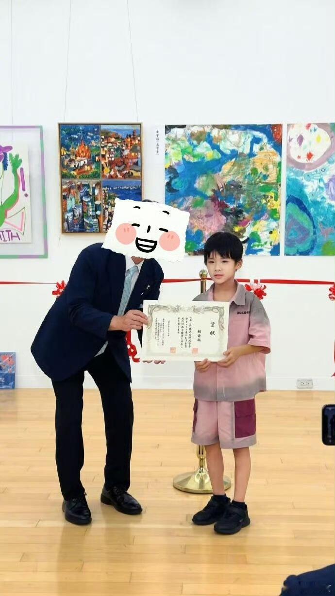 黄圣依小儿子颜值可以，也是继承妈妈了。