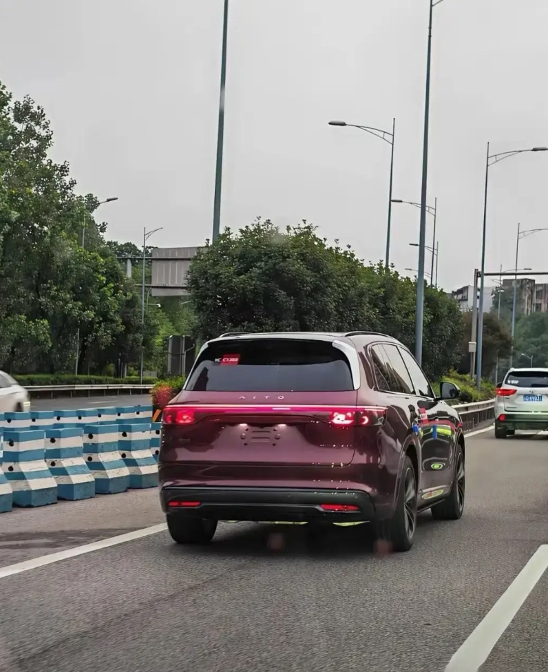 这全新平台的m7就这样上路了这外观，妥妥的小m8价格保持24.98起步老款