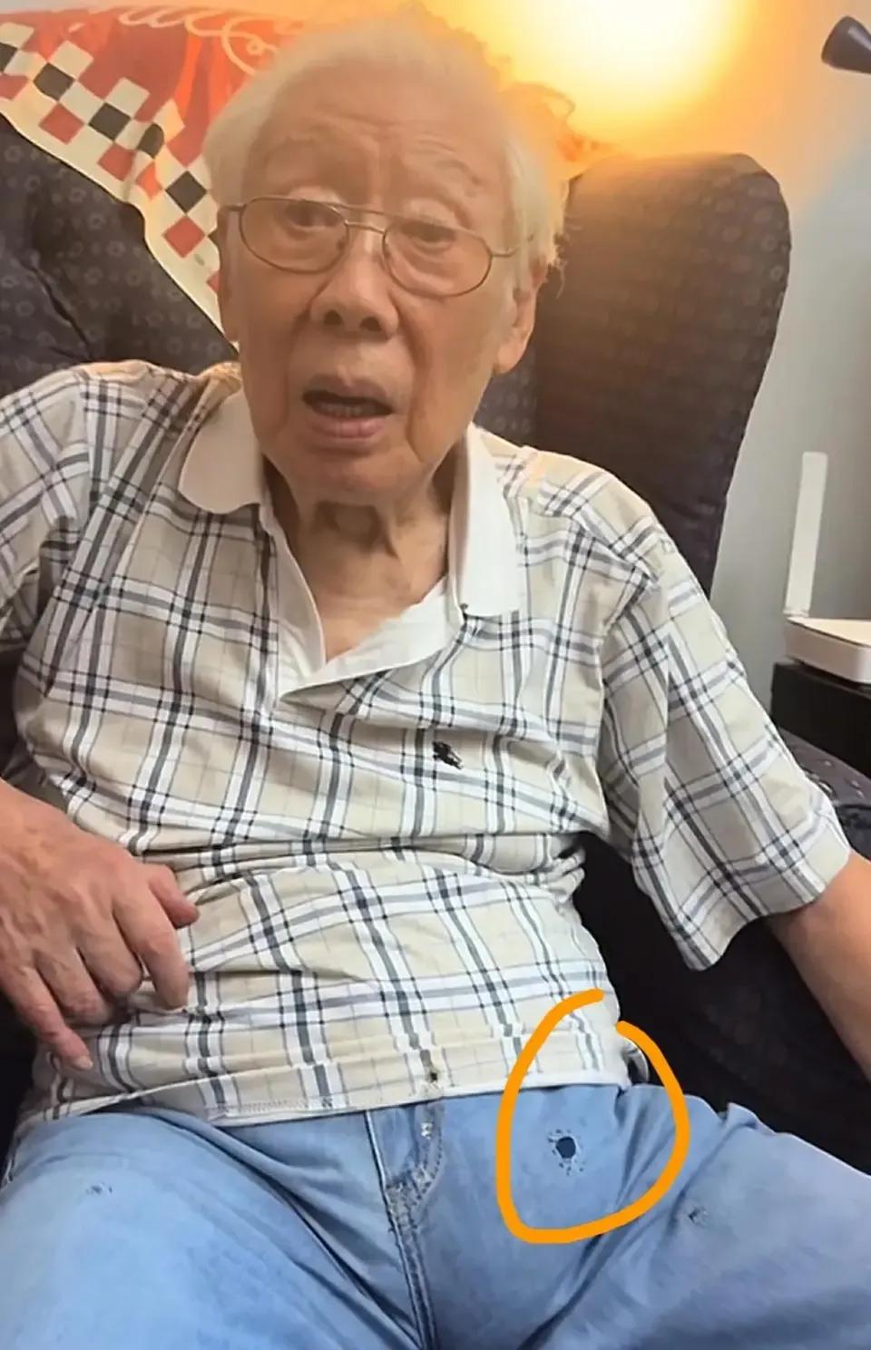 90岁的焦晃气色不错，面孔偏年轻，但纸尿裤与破洞打补丁的裤子太抢镜了，一看就是老