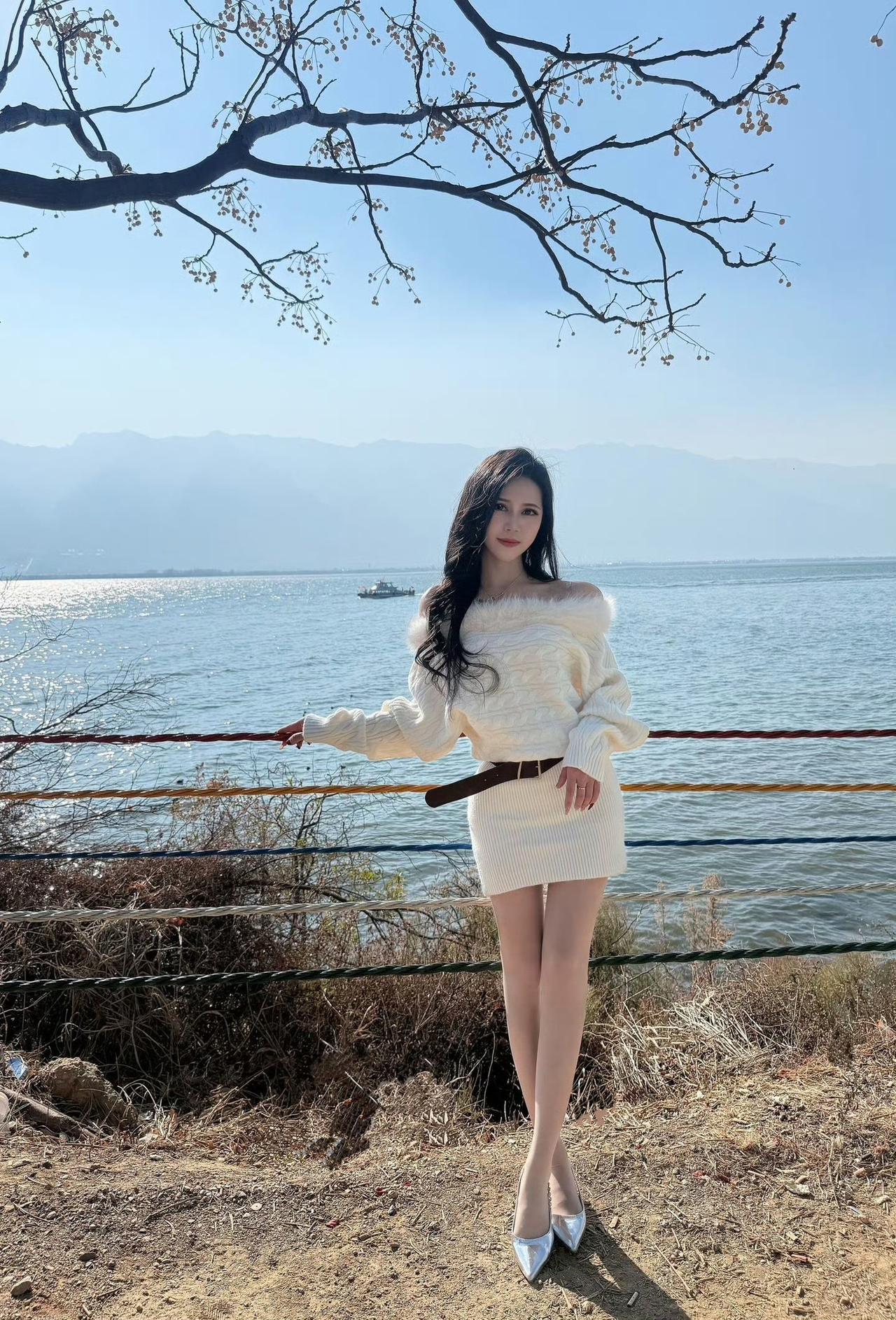 这套是温柔甜美风，核心是白色毛绒露肩针织套装：毛绒边+露肩设计自带温柔甜美感，棕