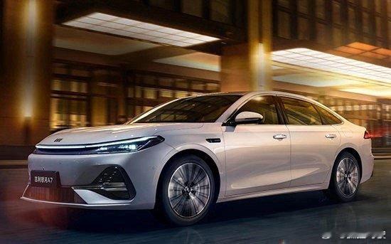 今天吉利银河A7全球首发啦外观延续家族式设计，封闭式格栅配贯穿星环灯带，溜背车身