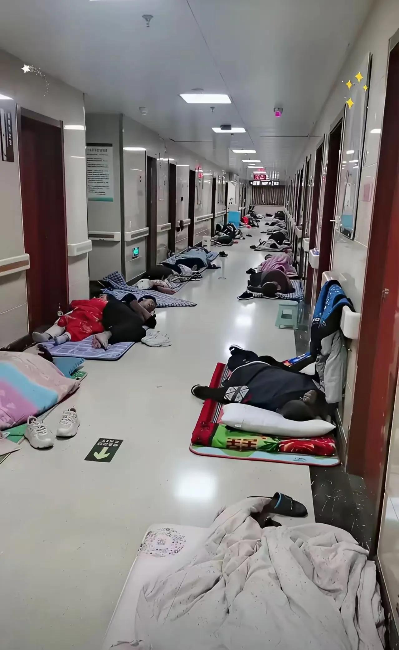 当大多数医院深夜驱赶走廊陪护家属、强制租15元/晚折叠床时，有家医院却反其道而行