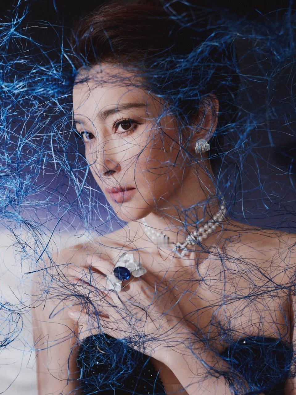 李冰冰登场即焦点内娱大花李冰冰从不让人失望，微博之夜无疑是全场焦点，国民度与国