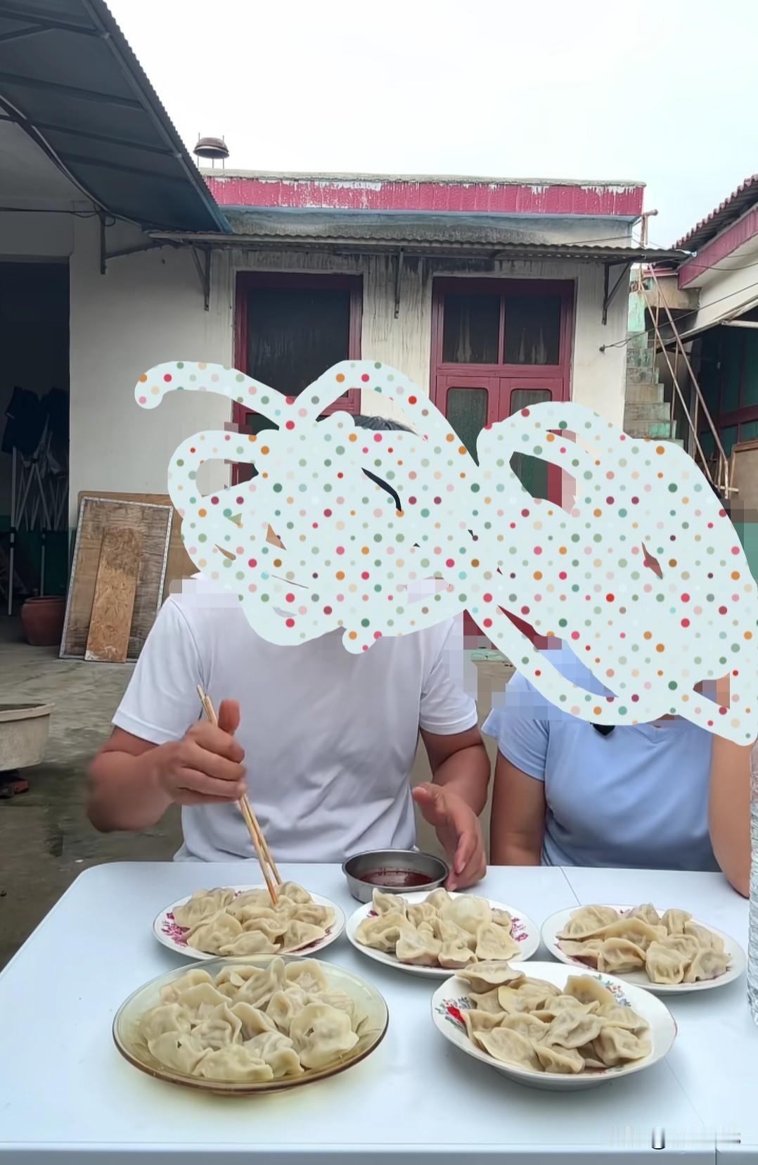 广东女人发视频说，她山东老公每次吃饺子，都能至少吃60多个。南方网友们大部