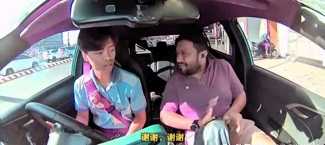 一位越南出租车司机载了一位印度男子，当他把印度男子送到目的地时，印度男子开始感谢