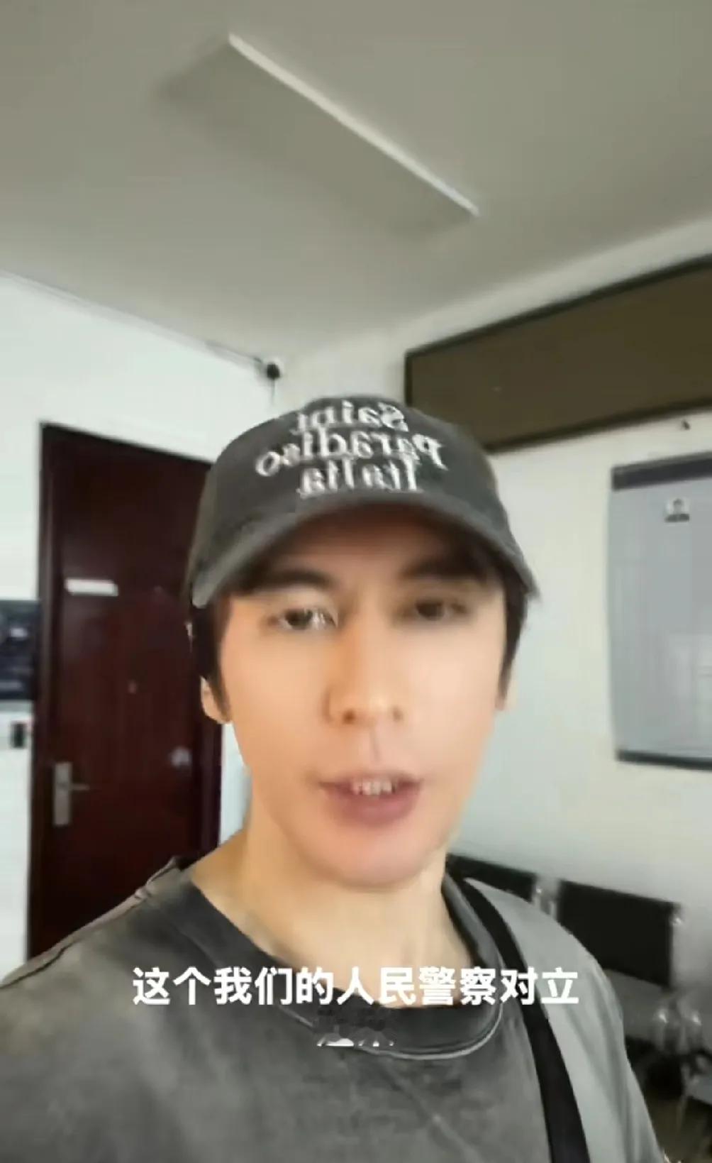张伦硕本以为“警察家的孩子”是一张保护他的王牌，可谁知大家知道他的家庭后，骂他骂